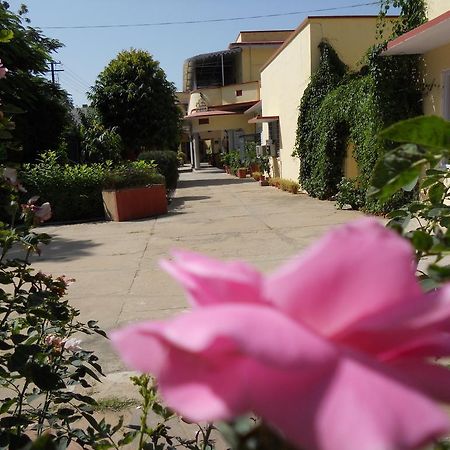 Hotel Santha Bagh Kukas Esterno foto